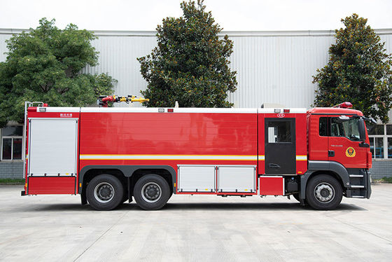 人の4200ガロンの頑丈な消防車は6人の消防士水をまき、
