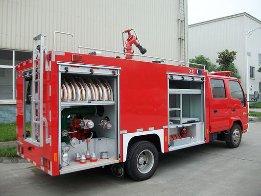 ISUZUの液体タンク2000リットルおよび二重列の小屋が付いている小さい普通消防車