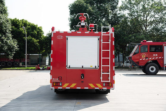 ISUZU 4000Kgsの乾燥した化学粉のDoubeの列の小屋が付いている特別な普通消防車