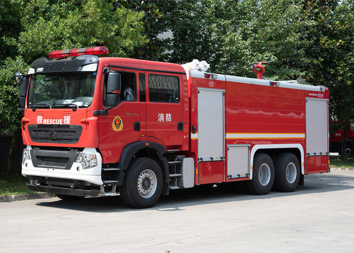 Sinotruk HOWO 12000Lのポンプ及びモニターが付いている産業普通消防車