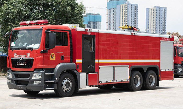 人の4200ガロンの頑丈な消防車は6人の消防士水をまき、